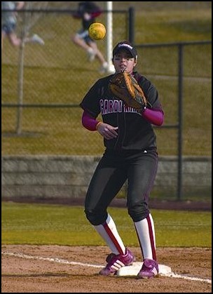 Softball finishes 2-2 in weekend tourney