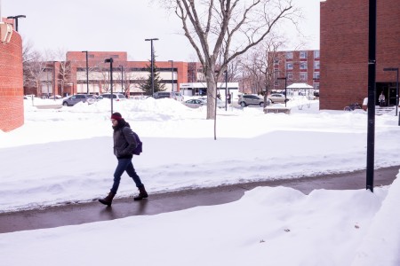 A student bundled up and hurrying to class to avoid the frigid temperature. Photo by Sasha Perez.