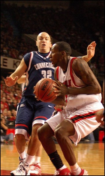 Huskies wear down struggling Cards